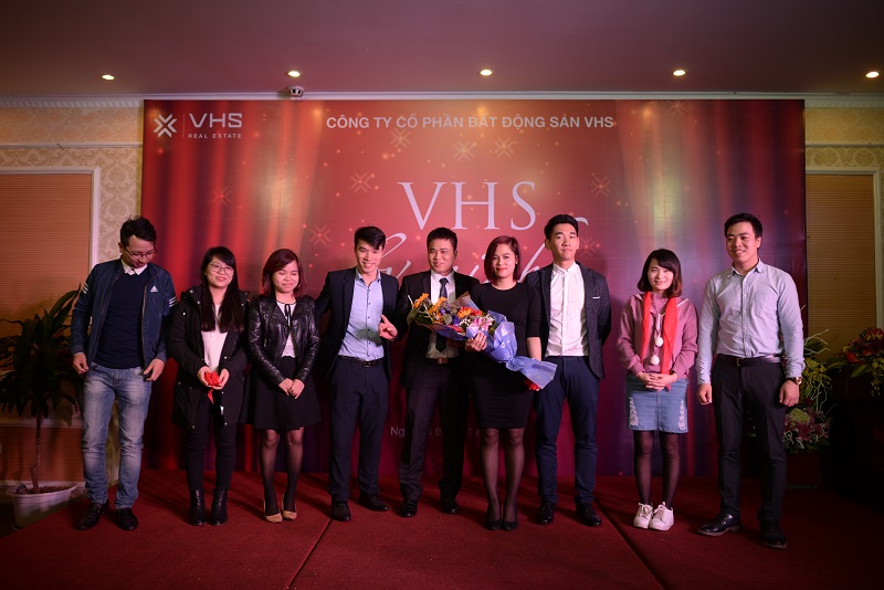 Giám đốc dự án Vinhomes Skylake Phạm Hùng trao quà cho nhân viên xuất sắc